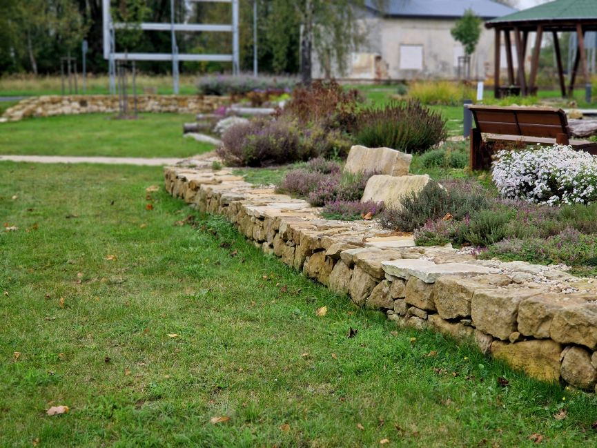 How to Build a Landscape Raised with Stones
